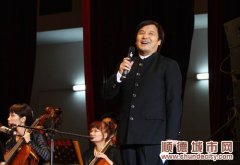 曲罷善才服，當場請入交響團
