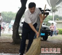 冒雨上街，副區(qū)長為街道“洗把臉”
