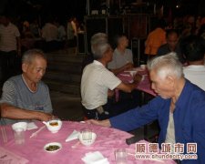 敬老晚會席開216圍，老人小孩同臺樂