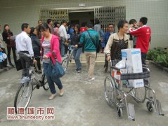 勒流94名困難家庭代表收到愛心禮物