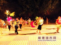 外來(lái)大媽扭秧歌　自稱女生為城市添活力