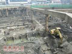 兩停車場工程延誤1年，市民等得著急