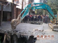 河涌上建停車場？拆！
