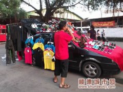 流動擺賣有新招，汽車當攤位現(xiàn)身龍江市場