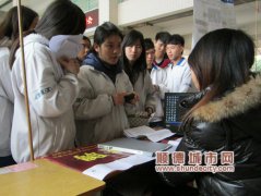 招聘會(huì)未開始，企業(yè)“搶”畢業(yè)生