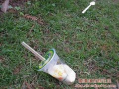 網(wǎng)友街拍，垃圾纏上綠化帶