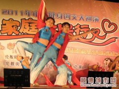 表演隊把歌舞獻給可愛的戰士
