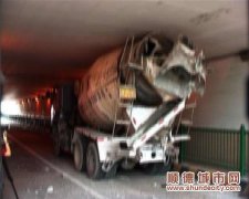 忽視限高標志　水泥車隧道內被卡進出不得