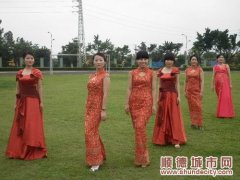 解下圍裙換上時裝，倫教母親也很“潮”